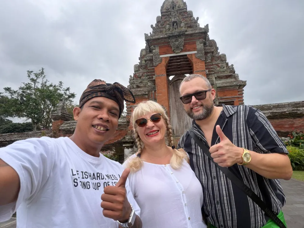 Anna z przewodnikiem podczas wyjazdu na Bali